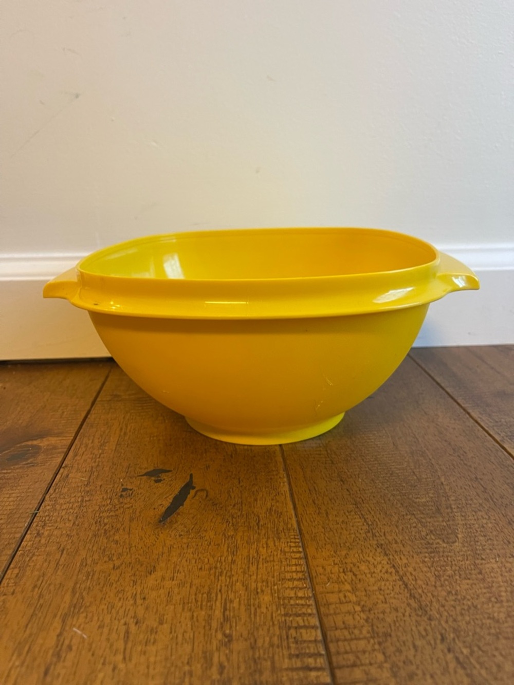 Vintage Tupperware Servalier bowl model 836-16 in classic Harvest Gold / Yellow